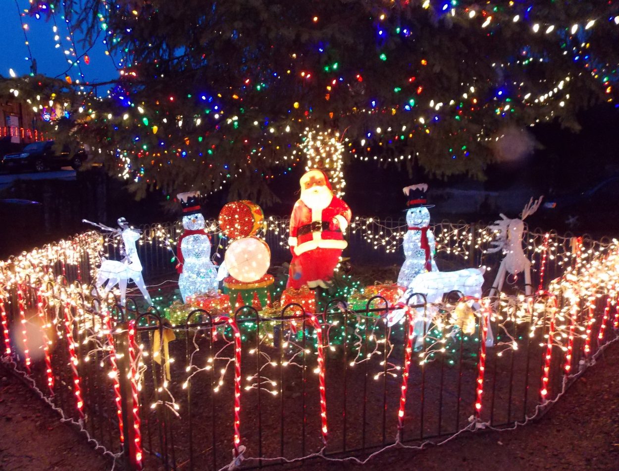 Petersburg man shares holiday spirit through lights