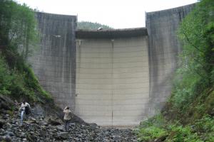 The spillway in the middle of the Swan Lake dam would be filled in, under plans to increase storage capacity at the hydro site. (Photo courtesy of seapahydro.org)