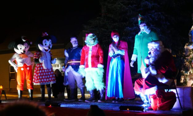 Petersburg kicks off holiday season with Christmas tree lighting