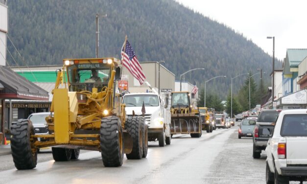 Hundreds convoy in Petersburg against health measures