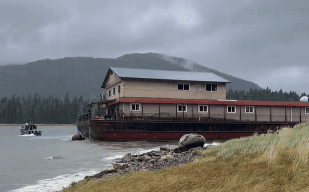 Good samaritans tie up loose barge near Petersburg during windstorm 